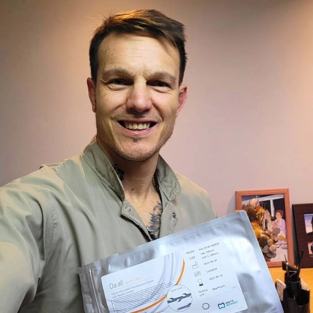 Dr. Federico Gansslen con insumos medicos